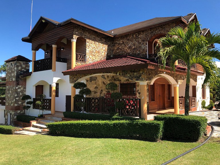 Villa Amila - Luxury Villa in Jarabacoa for 18 people