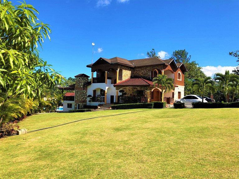 Villa Amila - Luxury Villa in Jarabacoa for 18 people