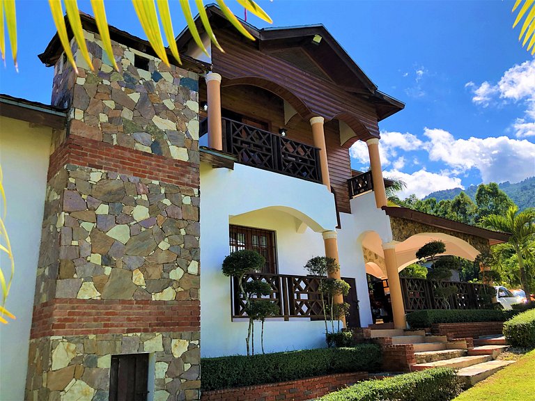 Villa Amila - Luxury Villa in Jarabacoa for 18 people