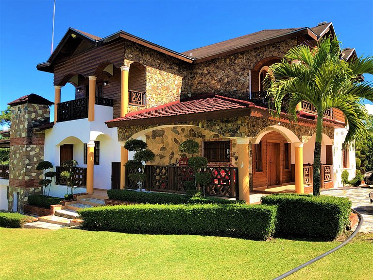 Villa Amila - Luxury Villa in Jarabacoa for 18 people