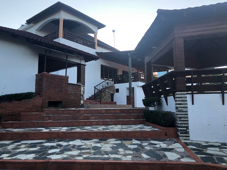 Villa Amila - Villa en Jarabacoa para 18 personas