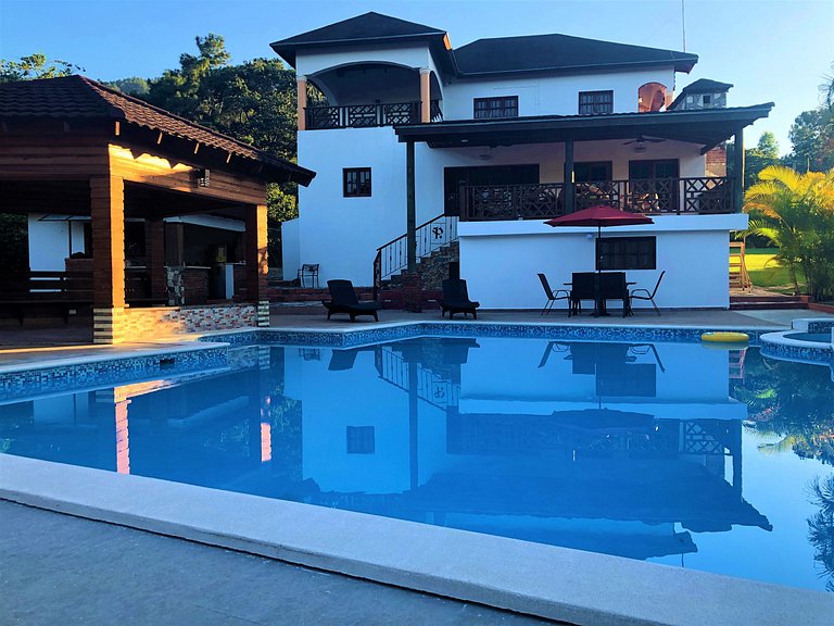 Villa Amila - Luxury Villa in Jarabacoa for 18 people