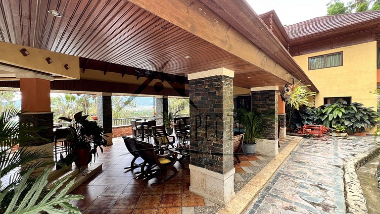 Lujosa Villa a 9 Mns. de Jarabacoa