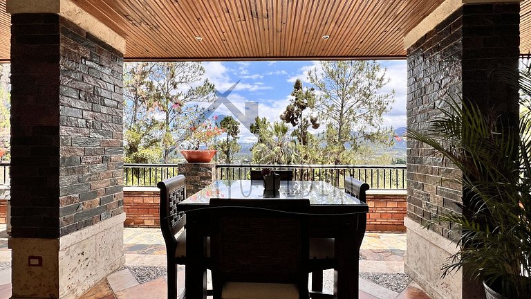 Lujosa Villa a 9 Mns. de Jarabacoa
