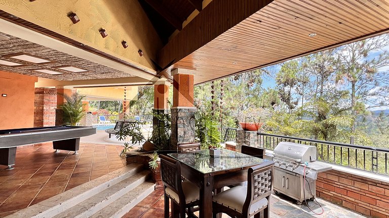 Luxurious Villa 9 Mins. from town ckng and clning