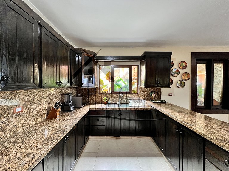 Luxurious Villa 9 Mins. from town ckng and clning