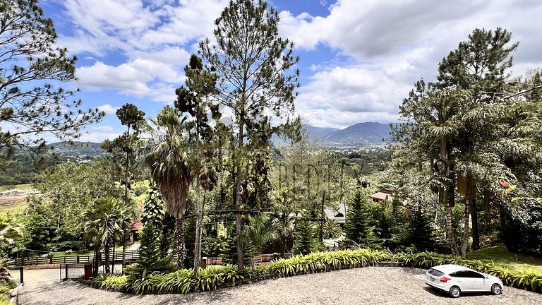 Luxurious Villa 9 Mins. from town ckng and clning