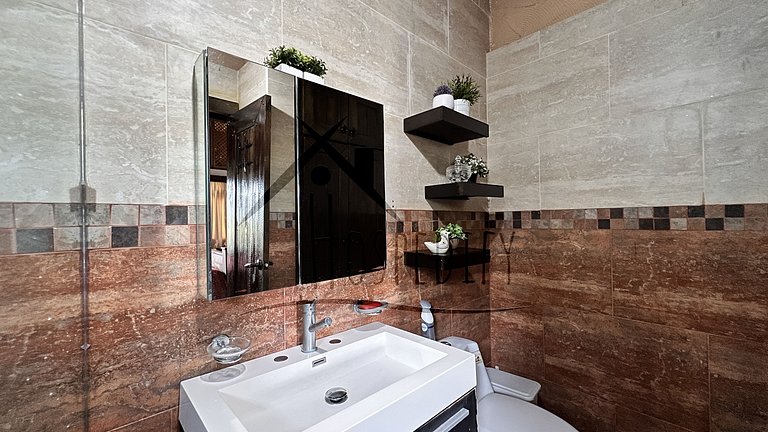 Luxurious Villa 9 Mins. from town ckng and clning