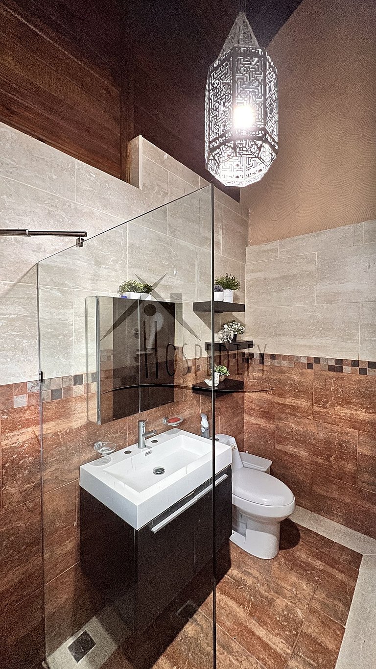 Luxurious Villa 9 Mins. from town ckng and clning