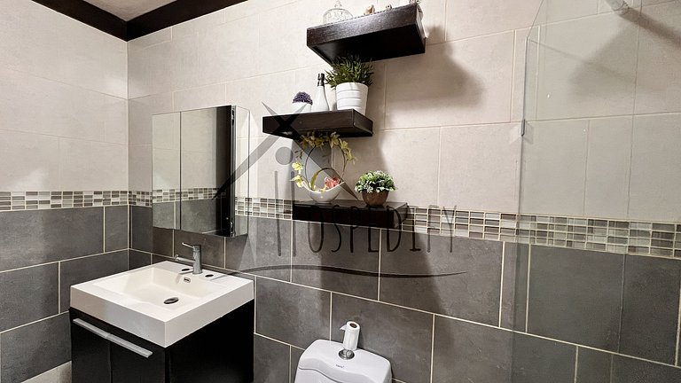 Luxurious Villa 9 Mins. from town ckng and clning