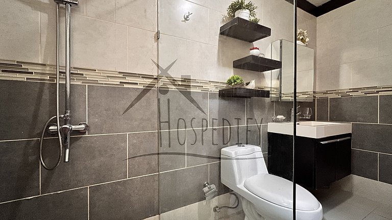 Luxurious Villa 9 Mins. from town ckng and clning