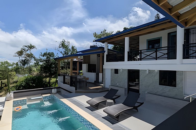 Villa for 10 Pax w/ Pool, BBQ, Firepit & Billiards